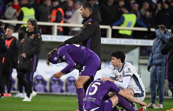 包含佛罗伦萨客场不敌，拉开积分差距的词条