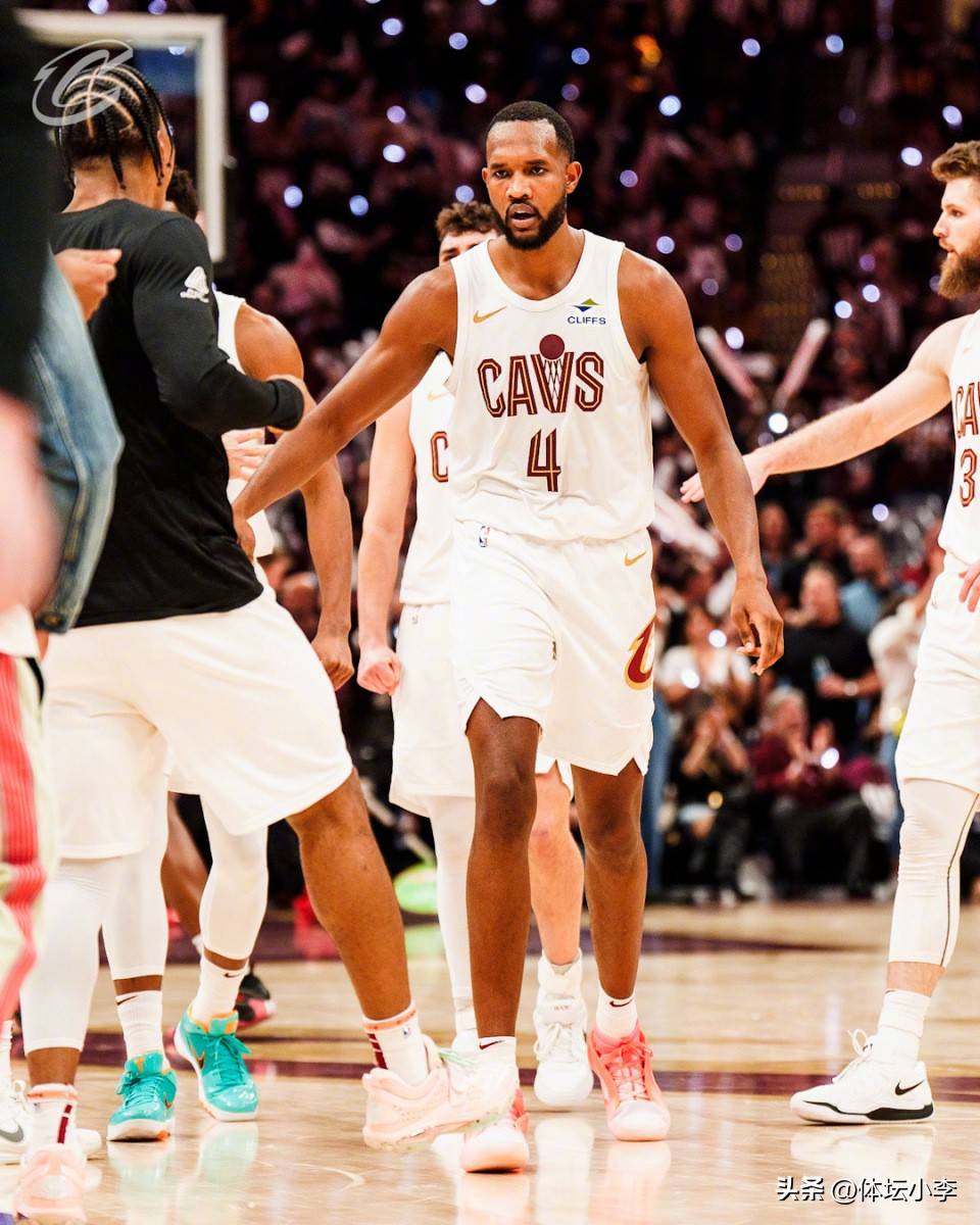 包含上海队横扫福建队，米切尔带队取胜的词条