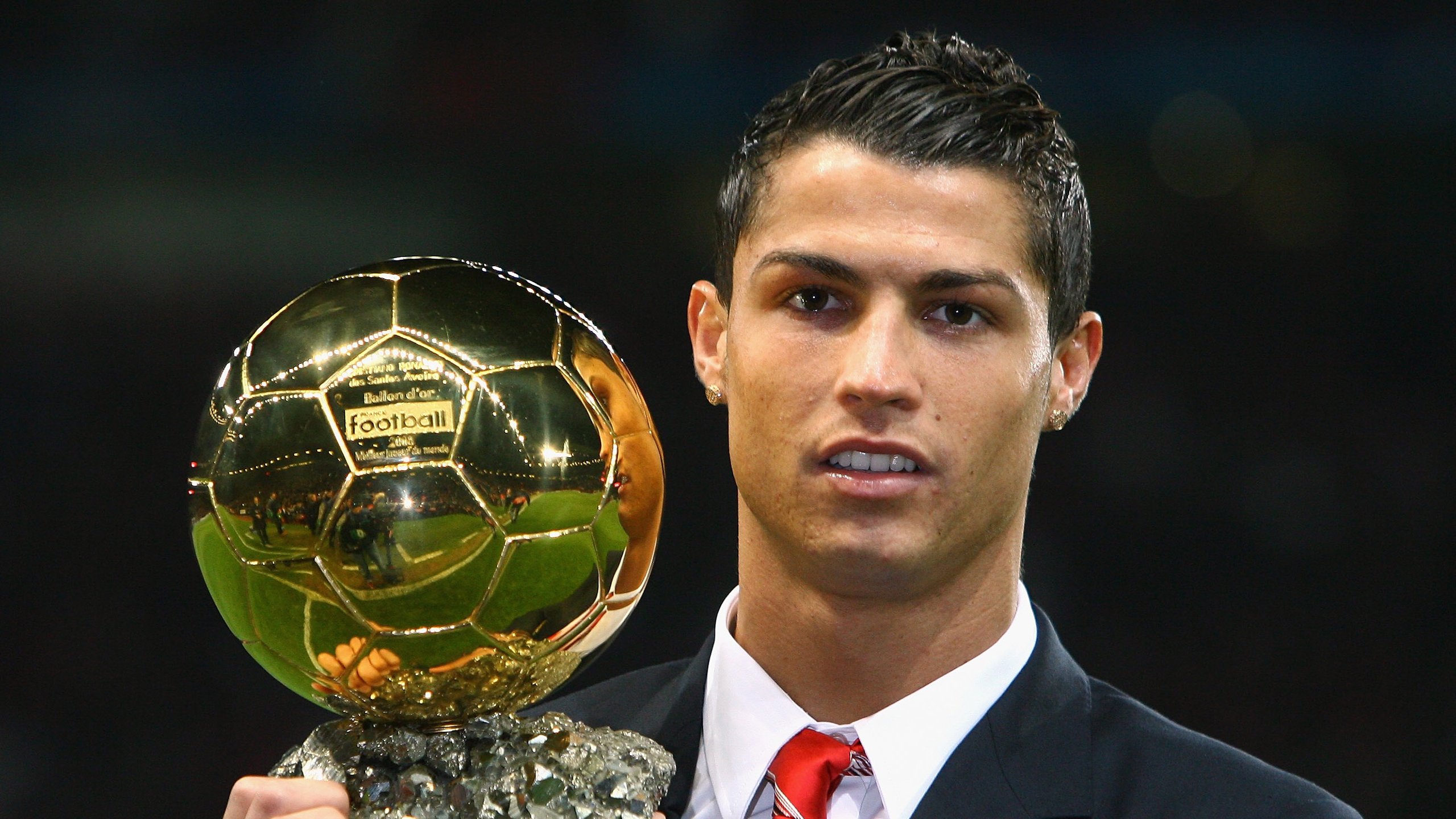 这是一篇为你定制的深度分析加叙事性文章，标题和内容紧扣唯一性与颠覆性，将战术分析、球星叙事与历史宿命感融为一体